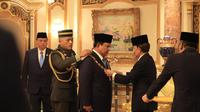 Presiden Prabowo Subianto menerima penganugerahan Bintang Kebesaran Negara Brunei Darussalam dari Sultan Hassanal Bolkiah di Istana Nurul Iman. (Foto: Istimewa/Sekretariat Negara)