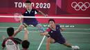 Pebulu tangkis Taiwan Lee Yang / Wang Chi-Lin saat melawan pebulu tangkis Indonesia Mohammad Ahsan / Hendra Setiawan pada pertandingan semifinal bulu tangkis ganda putra Olimpiade Tokyo 2020 di Tokyo, Jepang, Jumat (30/7/2021). Hendra / Ahsan kalah. (AP Photo/Dita Alangkara)