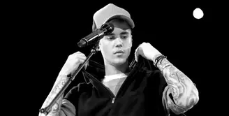 Selain dikenal memiliki suara yang luar biasa, Justin Bieber juga dikenal sebagai sosok yang sering berbuat ulah. Terutama kepada para penggemarnya yang seringkali ribut dengannya. (AFP/Jason Merrit)