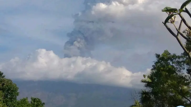 gunung agung meletus