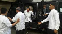 Tahanan KPK kembali ke Rutan KPK di Rasuna Said, Jakarta, usai Salat Idul Fitri. (Liputan6.com/Lizsa Egeham)