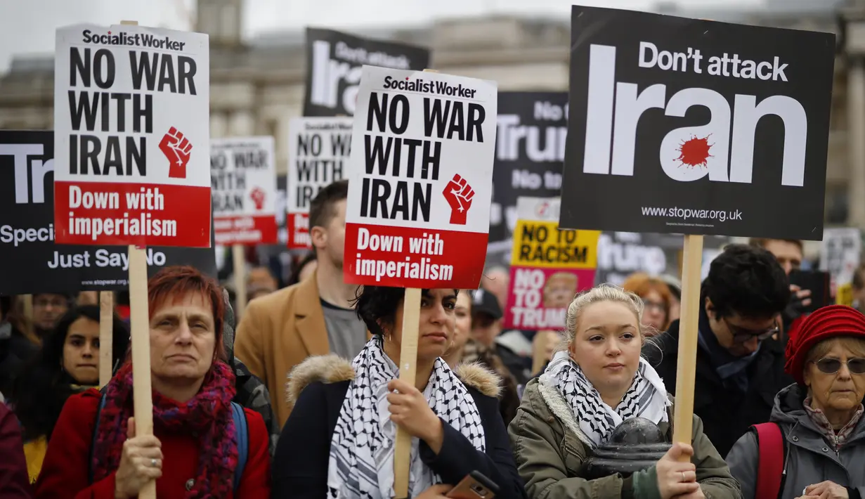 Para demonstran mengikuti aksi protes menentang ancaman perang dengan Iran, di London, Inggris (11/1/2020). Iran kemudian melancarkan serangan rudal ke dua pangkalan koalisi yang dipimpin AS di Irak. (AFP/Tolga Akmen)