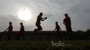 Para pemain Persija Jakarta melakukan latihan mengoptimalkan fisik di Lapangan POR Sawangan, Sabtu (21/1/2017). (Bola.com/Nicklas Hanoatubun)
