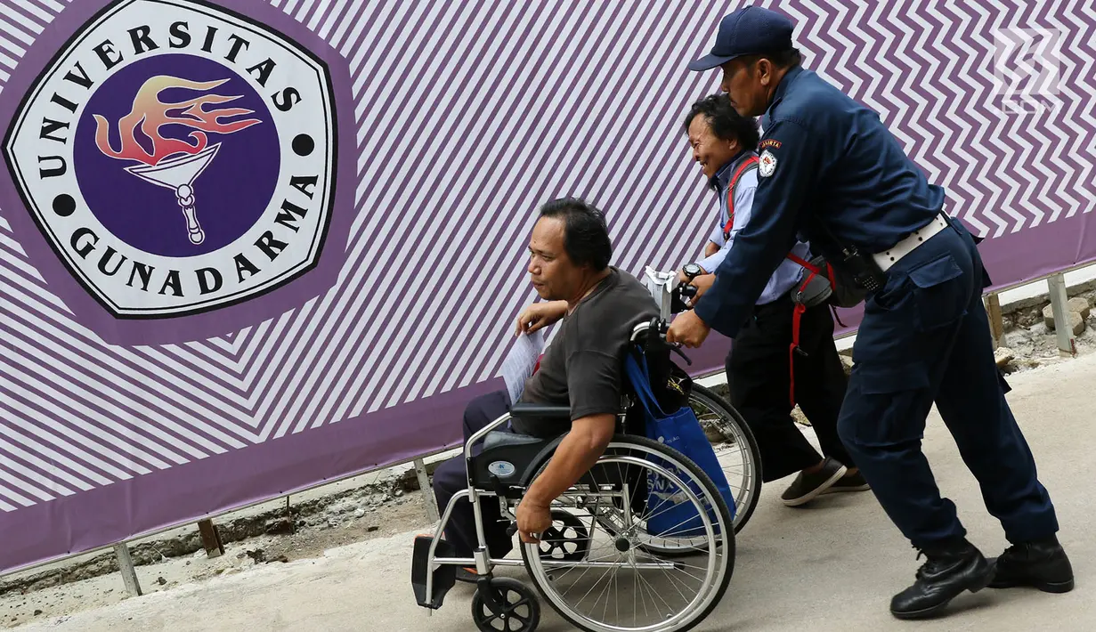Petugas keamanan membantu perwakilan LBH Disabilitas dan Masyarakat Peduli Autis yang mendatangi Universitas Gunadarma, Depok, Kamis (20/7). Mereka mengecam aksi bullying yang dialami mahasiwa berkebutuhan khusus, Farhan. (Liputan6.com/Immanuel Antonius)