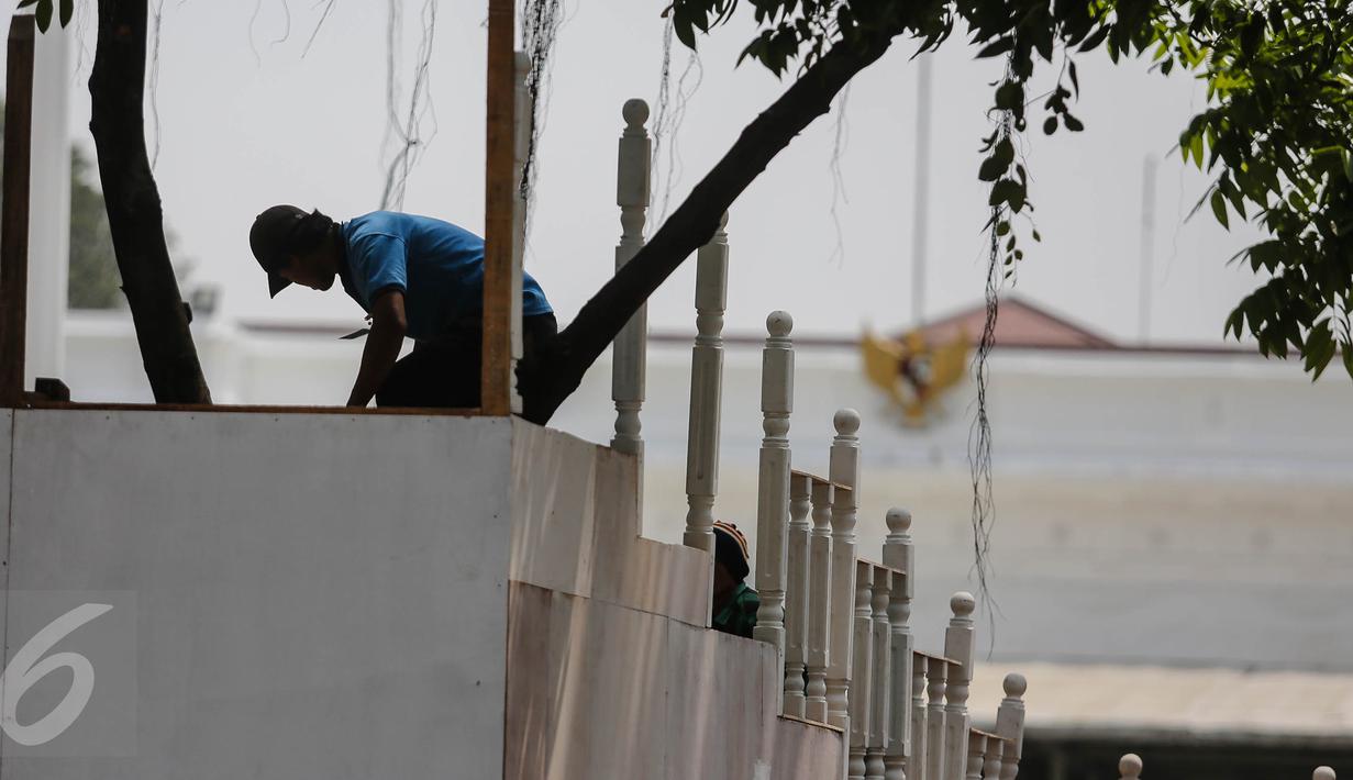 Pekerja membuat panggung untuk persiapan peringatan HUT Kemerdekaan RI ke-70 di halaman Istana Merdeka, Jakarta, Kamis (6/8). Persiapan terus dilakukan di kompleks Istana menjelang perayaan hari kemerdekaan 17 Agustus 2015. (Liputan6.com/Faizal Fanani)