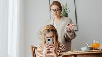 Ilustrasi konflik dalam keluarga, anak kecanduan HP. (Photo by Karolina Grabowska from Pexels)