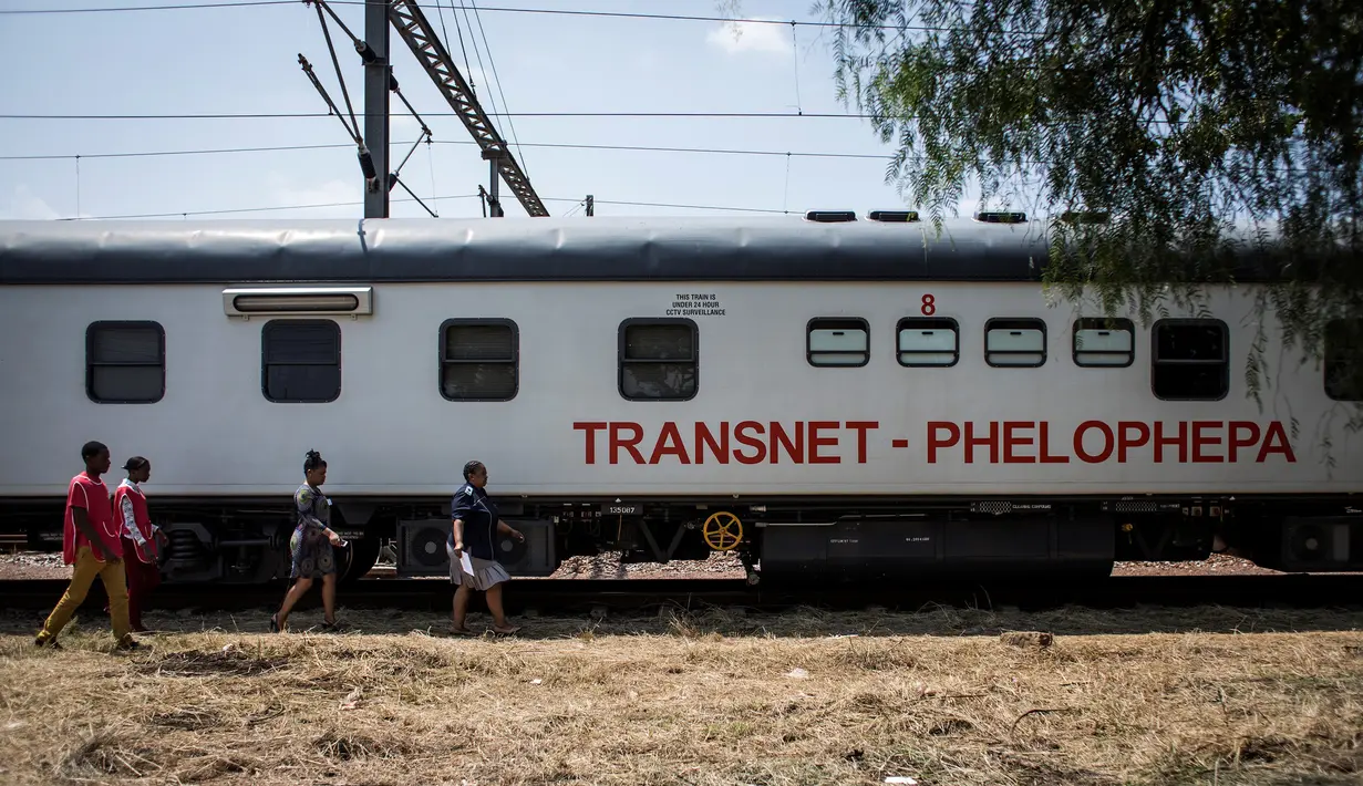 Kereta Phelophepha saat singgah di Pienaarsrivier, Afrika Selatan, Senin (6/3). Kereta Phelophepha adalah kereta medis yang melayani kesehatan untuk warga di pelosok. (AFP Photo/ JOHN WESSELS)