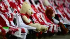 Teddy bears duduk di antara kaus pendukung sebelum pertandingan antara FC Cologne vs RB Leipzig pada lanjutan Bundesliga divisi satu Jerman di Cologne (1/6/2020). Pertandingan yang digelar tanpa penontona akibat pandemi Covid-19 ben ini dimenangkan RB Leipzig dengan skor 4-2. (AFP/Ina Fassbender)