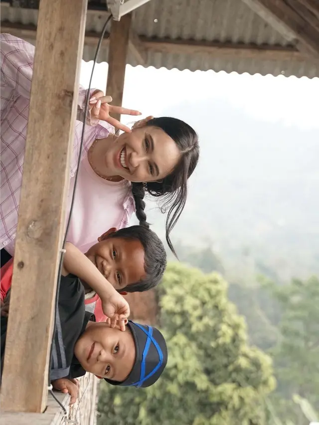 Potret Yasmin Napper Foto Bersama Anak-Anak Pesantren. (Instagram/@yasminnapper)