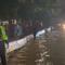 Hujan deras yang mengguyur Jakarta sejak semalam menyebabkan banjir setinggi 50 hingga 60 sentimeter di sekitar Jalan Daan Mogot Raya. (Foto: Akun X TMC Polda Metro Jaya).