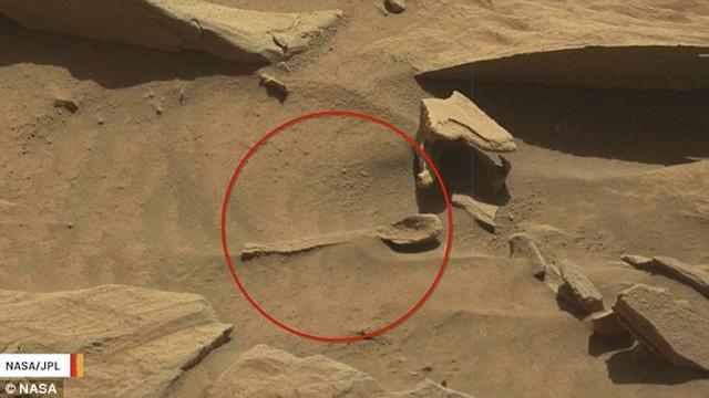 Penampakan benda mirip sendok di Planet Mars. (NASA)