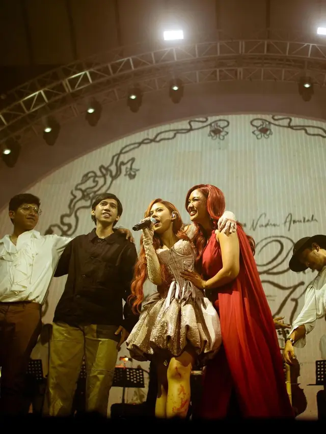 Potret Nadin Amizah dan Marion Jola Hebohkan Panggung, Duet 'Rayuan Perempuan Gila'