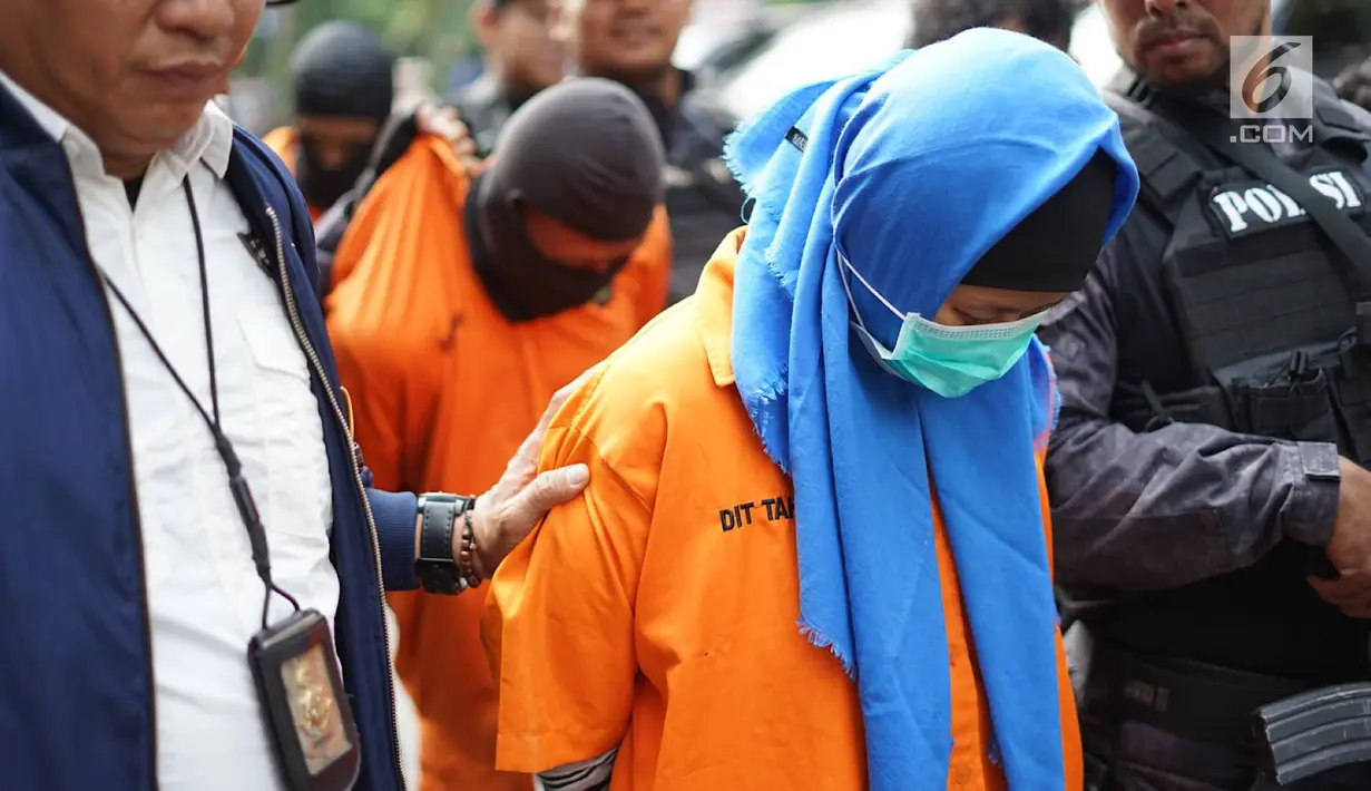 Tersangka kasus istri bunuh dan bakar suami serta anak tiri tertunduk saat dihadirkan di Polda Metro Jaya, Jakarta, Senin (2/9/2019). Polisi menyita barang bukti dua unit mobil, dua unit sepeda motor, korek api, dan obat tidur. (Liputan6.com/Immanuel Antonius)
