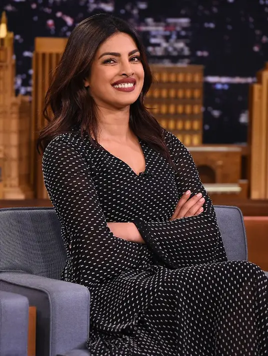 “Aku bekerja sangat keras untuk memanjakan diriku; aku bukan seseorang yang pelit dengan diri sendiri ketika uang ada padaku. Aku sangat mengikuti gaya hidupku. Aku suka rumah mewah. Aku suka mobil mewah,” tutur Priyanka Chopra. (AFP/Bintang.com)