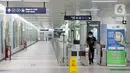 Penumpang melewati gerbang tiket elektronik di Stasiun MRT Bundaran HI, Jakarta, Selasa (3/8/2021). Jumlah penumpang Moda Raya Terpadu (MRT) Jakarta semakin menurun semenjak Pemberlakuan Pembatasan Kegiatan Masyarakat (PPKM). (Liputan6.com/Faizal Fanani)