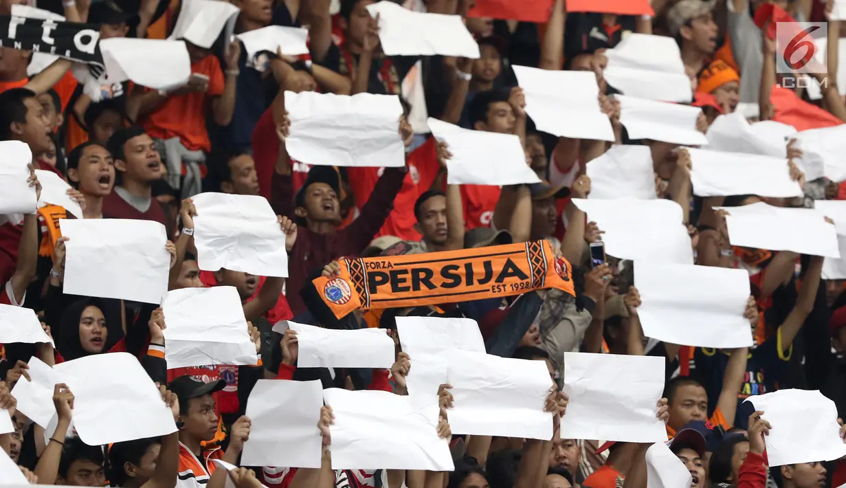 Ribuan suporter Persija Jakarta, The Jakmania membentuk formasi pada laga final Piala Presiden 2018 antara Persija Jakarta melawan Bali United di Stadion Utama GBK, Senayan, Jakarta, Sabtu (17/2). (Liputan6.com/Arya Manggala)