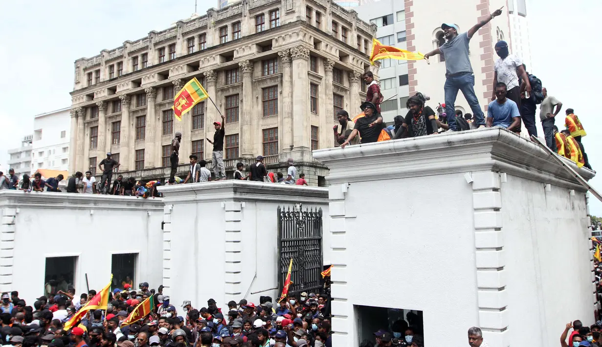 Para pengunjuk rasa yang menuntut pengunduran diri Presiden Sri Lanka Gotabaya Rajapaksa berkumpul di dalam kompleks Istana Kepresidenan Sri Lanka di Kolombo, Sri Lanka, 9 Juli 2022. Presiden Sri Lanka Gotabaya Rajapaksa yang terkepung melarikan diri dari kediaman resminya di Kolombo, kata seorang sumber pertahanan kepada AFP, sebelum pengunjuk rasa yang berkumpul untuk menuntut pengunduran dirinya menyerbu kompleks. (AFP)