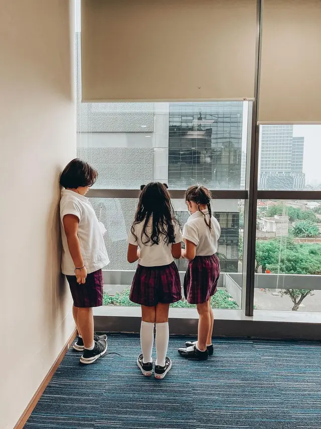 [Fimela] Gempi pakai seragam SD