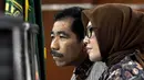 Romi Herton dan istrinya Masyitoh merupakan terdakwa yang melakukan suap kepada Akil Mochtar terkait kasus sengketa pilkada Kota Palembang, Jakarta, Kamis (4/12/2014). (Liputan6.com/Miftahul Hayat)