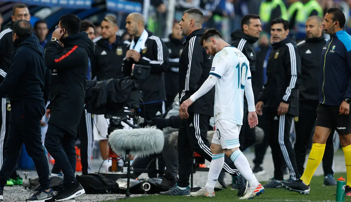 Penyerang Argentina, Lionel Messi berjalan sambitl tertunduk usai menerima kartu merah selama pertandingan melawan Chile pada perebutan posisi ketiga Copa America 2019 di Arena Corinthians di Sao Paulo, Brasil (6/7/2019). (AP Photo/Victor R. Caivano)