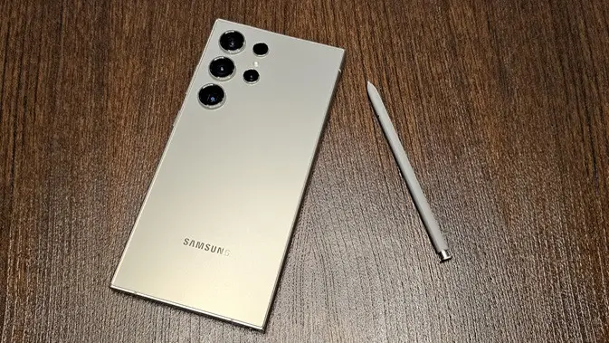 <p>Penampakan Samsung Galaxy S24 Ultra dengan S Pen. (Liputan6.com/Yuslianson)</p>