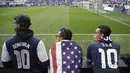 Gaya fans Amerika Serikat mendukung timnya melawan Costa Rica pada kualifikasi Piala Dunia 2018 di Harrison, N.J, Amerika Serikat, (1/9/2017). (AP/Julio Cortez)