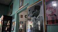 Foto presiden pertama Indonesia di Rumah Pengasingan Sukarno dan Mohammad Hatta di Rengasdengklok, Karawang, Jawa Barat, Kamis (16/8). Rumah ini menjadi tempat penyusunan teks proklamasi kemerdekaan Indonesia. (Merdeka.com/Iqbal Nugroho)