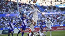 Gareth Bale berduel dengan pemain Deportivo Alaves, Raul Garcia pada lanjutan La Liga Spanyol di Mendizorroza stadium, Vitoria, (29/10/2016). (AP/Alvaro Barrie)
