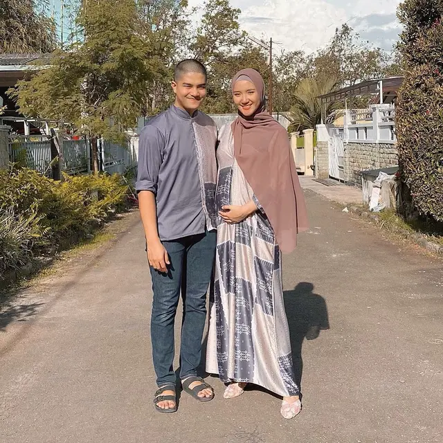 Perut Kian Membucit, Ini 6 Potret Erica Putri Pamer Baby Bump Bareng Suami