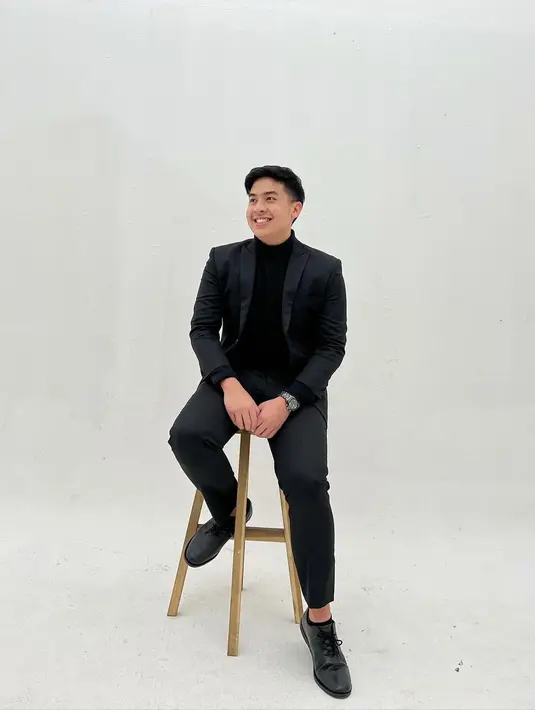Jika kamu penggemar pria cerdas yang satu ini, kamu mungkin juga tahu bahwa Jerome Polin hobi mengenakan berbagai macam outerwear. Seperti dalam foto ini, Jerome menumpuk knitwear turtlenecknya yang berwarna hitam dengan blazer bernuansa senada, dipadu dengan celana kain, bak oppa Korea!