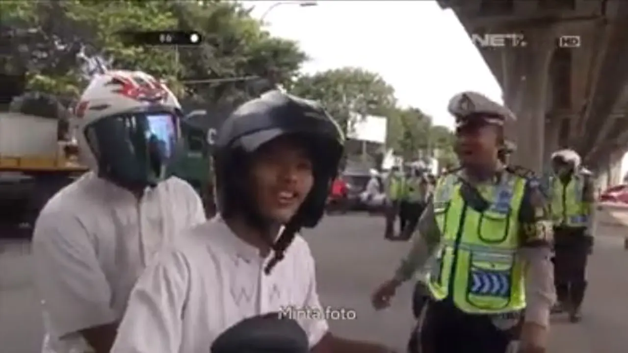 Anak SMA Gokil Nyamperin Razia Polisi Cuma Mau Foto Bareng Polwan