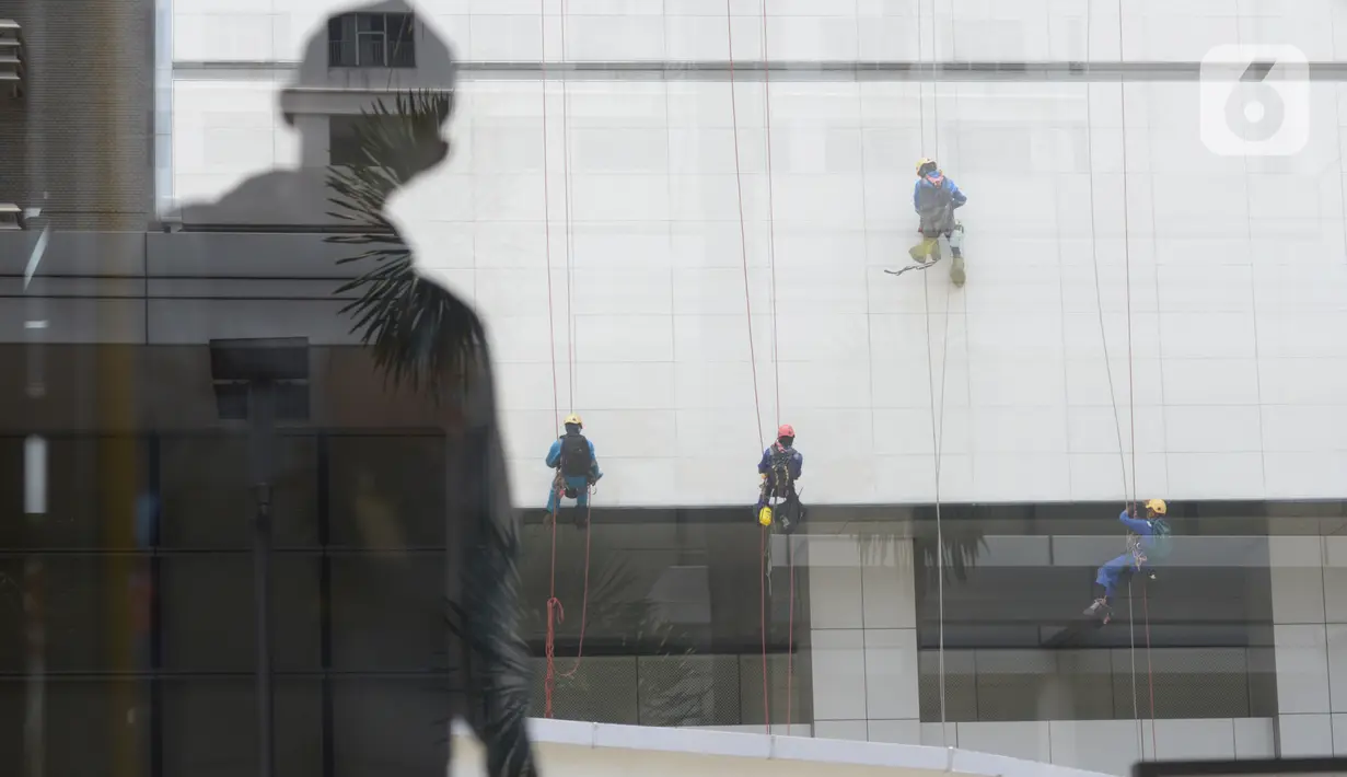 Pekerja ketinggian gedung di Jakarta, Rabu (28/10/2020). Menurut data dari BPJAMSOSTEK angka klaim kecelakaan kerja pada semester I 2020, yakni dari Januari sampai dengan Juni, meningkat 128 persen. Angka ini naik dari sebelumnya hanya 85.109 kasus menjadi 108.573 kasus. (merdeka.com/Imam Buhori)