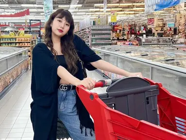 Tampil dengan outer berwarna gelap dan celana jeans, gaya Ghea Indrawari saat berbelanja di supermarket ini pun curi perhatian netizen. Tak hanya itu saja, makeup serta gaya rambut yang terurai pun tak lepas dari sorotan. (Liputan6.com/IG/@gheaindrawari)
