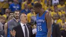 Pelatih OKC Thunder, Billy Donovan (kiri) memberikan arahan kepada Kevin Durant #35 saat melawan Warriors pada final wilayah barat NBA Playoffs di Oracle Arena, (31/5/2016) WIB. Warriors menang 96-88. (Mandatory Credit: Kyle Terada-USA TODAY Sports)