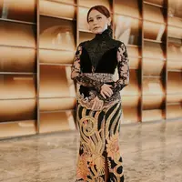 Ross juga pernah tampil mengenakan kebaya hitam high neck brokat dari Anne Avantie. Dengan bawahan kain bergaya slit.  (@itsrossa910)