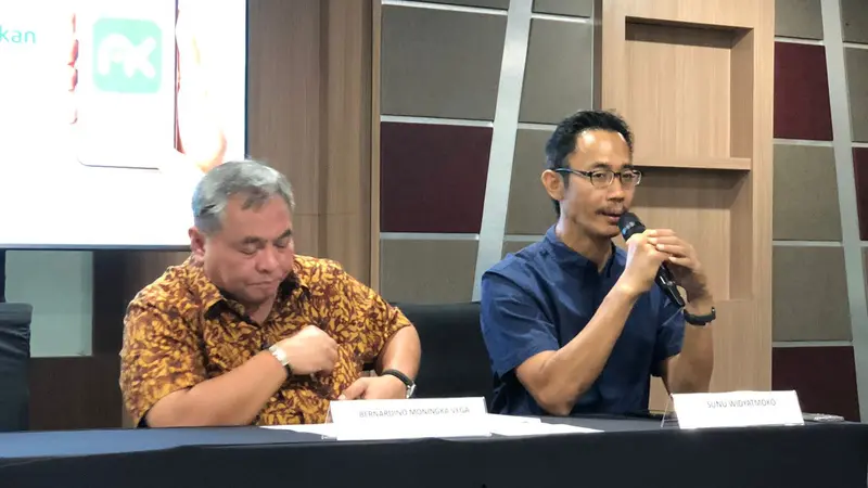 Sekretaris Jenderal (Sekjen) Asosiasi Fintech Pendanaan Bersama Indonesia (AFPI) Sunu Widyatmoko (kanan) dalam konferensi pers bersama AdaKami, Jumat (22/9/2023). (Tira/Liputan6.com)