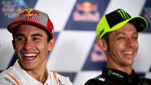 Pembalap Repsol Honda, Marc Marquez, dan rider Monster Energy Yamaha, Valentino Rossi. (AFP/Gabriel Buoys)