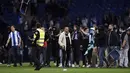 <p>Pemain Barcelona harus menunda perayaan gelar juara La Liga 2022/2023 yang mereka lakukan di lapangan RCDE Stadium. (Photo by Josep LAGO / AFP)</p>