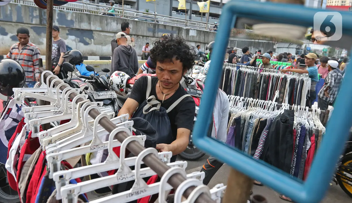 Suasana konsumen saat berbelanja di pedagang kaki lima kawasan luar Pasar Senen, Jakarta, Minggu (1/12/2019). Pedagang kaki lima di luar kawasan pasar senen menolak relokasi di pasar kenari, rencananya akan dipindahkan pada 1 Desember 2019 ini. (Liputan6.com/Herman Zakharia)