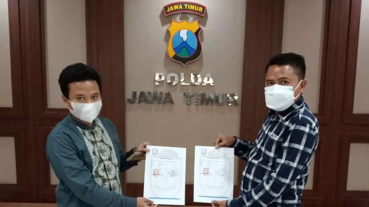 Pegiat antikorupsi asal Madura, Baihaqi Akbar, bersama Kuasa hukumnya melaporkan penyidik Unit 1 Reskrim Polres Lamongan ke Propam Polda. (Dian Kurniawan/Liputan6.com)