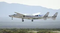 Pesawat ruang angkasa Virgin Galactic SpaceShipTwo Unity terbang di Spaceport America, dekat Truth and Consequences, New Mexico pada 11 Juli 2021 sebelum melakukan perjalanan ke cocmos. Patrick T. FALLON / AFP