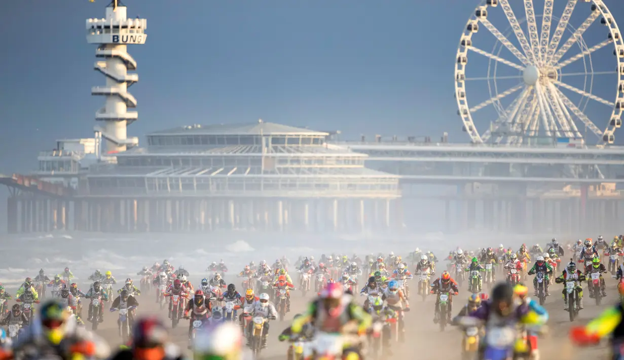 Para crosser bersaing dalam ajang Red Bull Knock Out di Scheveningen, Den Haag, Belanda (19/11). Dengan trek lurus dan datar namun trek di pantai ini tak boleh dianggap remeh. (REUTERS/Red Bull Knock Out)