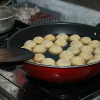 Menggoreng onde-onde./Copyright&nbsp;shutterstock.com/g/Munif+Rifai