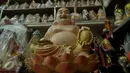 Patung bertema dewa-dewa dari aliran kepercayaan Kong Hu Cu berada di kawasan Medan Glodok Jakarta Barat, Kamis, (21/01). Patung - patung tersebut di impor dari Cina. (Liputan6.com/Faisal R Syam)