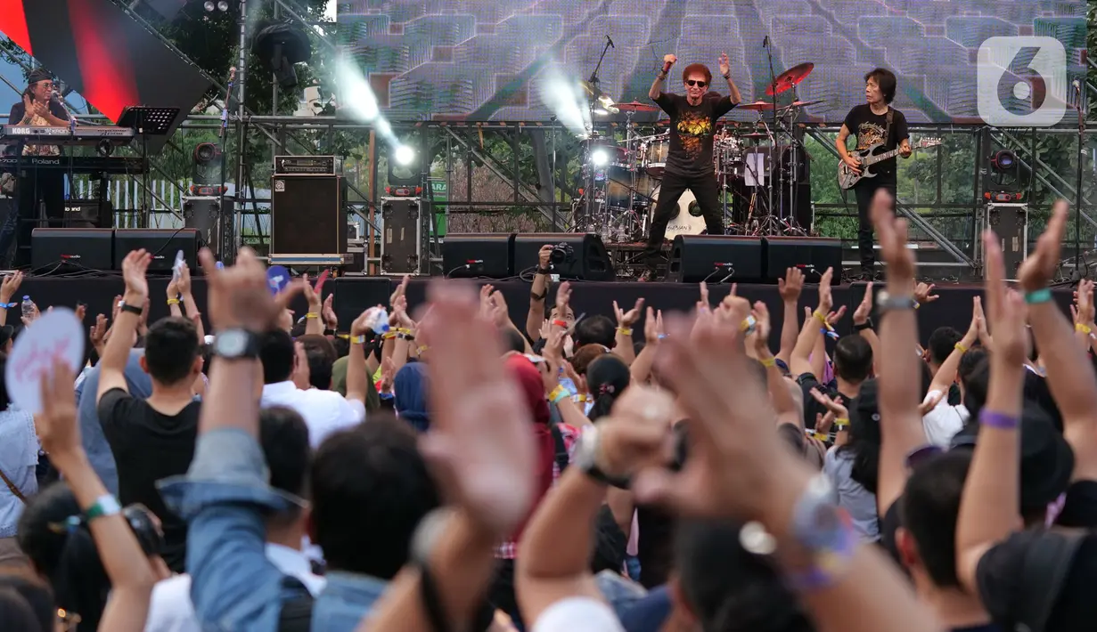 Kelompok musik legendaris God Bless Ahmad Albar (tengah) dan Ian Antono (kanan) beraksi pada The 90's Festival di Jakarta, Sabtu (23/11/2019). Dalam penampilannya, God Bless membawakan sejumlah lagu hits seperti Semut Hitam, Panggung Sandiwara, dan Rumah Kita. (Liputan6.com/Herman Zakharia)
