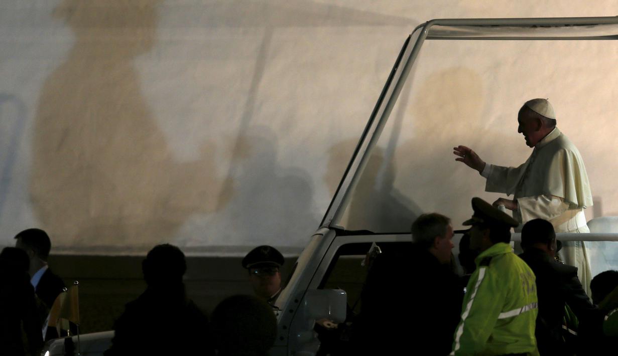 Paus Fransiskus menyapa umatnya usai melakukan pertemuan dengan masyarakat sipil di Gereja San Francisco, Quito, Ekuador ,(7/ 7/2015). Ia menyerukan, melindungi bumi merupakan tugas dan kewajiban agar timbul suatu keseimbangan. (REUTERS/Jose Miguel Gomez)