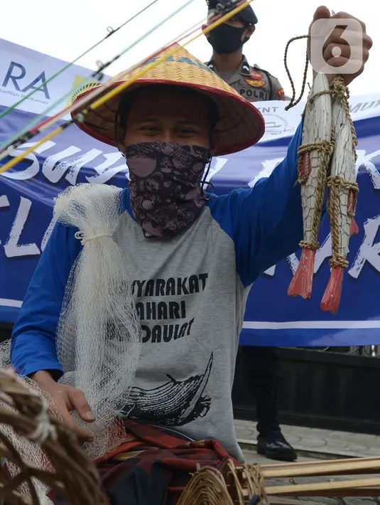 Aksi aktivis dari Koalisi Rakyat untuk Keadilan Perikanan (KIARA) saat berunjuk rasa di depan Balai Kota DKI Jakarta, Rabu (15/7/2020). Mereka menolak reklamasi Ancol dengan menuntut Gubernur DKI Jakarta segera mencabut Kepgub Nomor 237 Tahun 2020. (merdeka.com/Imam Buhori)
