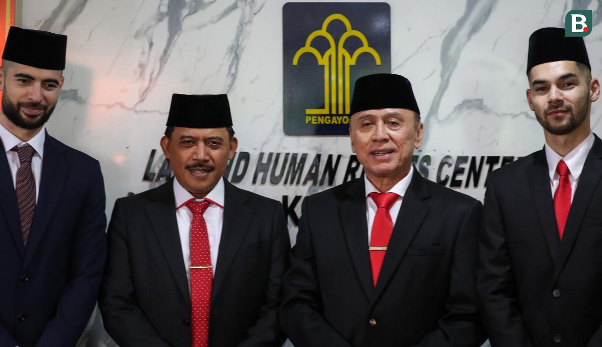 Kepala Kantor Wilayah (Kakanwil) Kemenkumham DKI Jakarta, Ibnu Chuldun (kedua kiri) memimpin proses pengambilan sumpah Sandy Walsh dan Jordi Amat. Peristiwa bersejarah bagi keduanya juga disaksikan langsung Ketua Umum PSSI, Mochamad Iriawan. (Bola.com/Bagaskara Lazuardi)