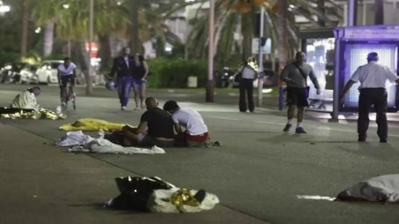 Sejumlah korban meninggal akibat truk menabrak kerumunan warga di Nice, Prancis, saat merayakan Bastille Day