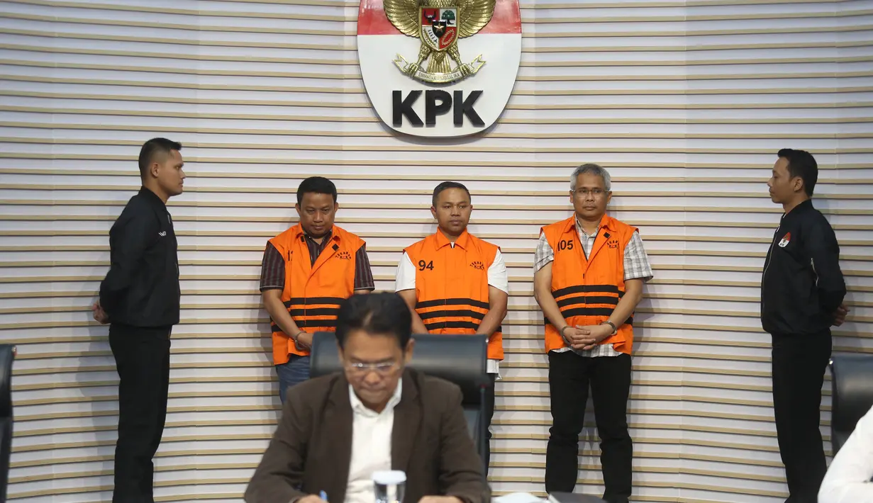 Gubernur Riau Abdul Wahid (tengah belakang) menggunakan rompi tahanan saat dihadirkan pada rilis penetapan sekaligus penahanan usai menjalani pemeriksaan di Gedung Merah Putih Komisi Pemberantasan Korupsi (KPK), Jakarta, Rabu (5/11/2025). Penahanan ini dilakukan setelah Abdul Wahid terjaring dalam Operasi Tangkap Tangan (OTT) KPK pada Senin 3 November 2025. (merdeka.com/Arie Basuki)